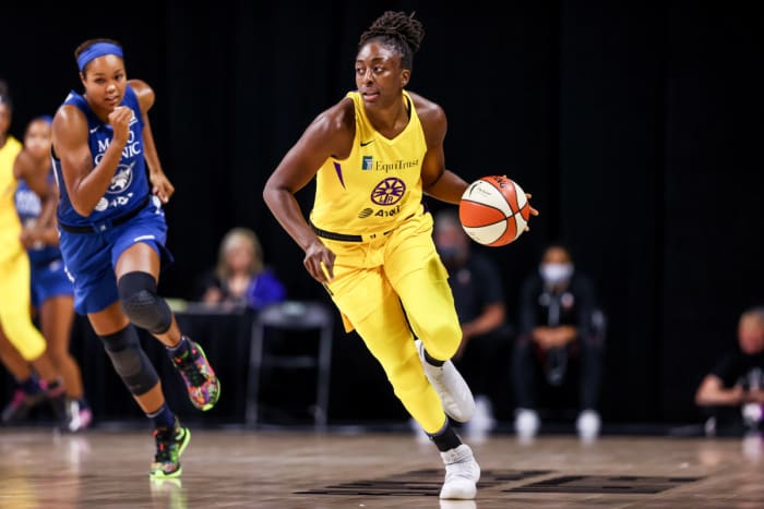 Nneka Ogwumike dribbling